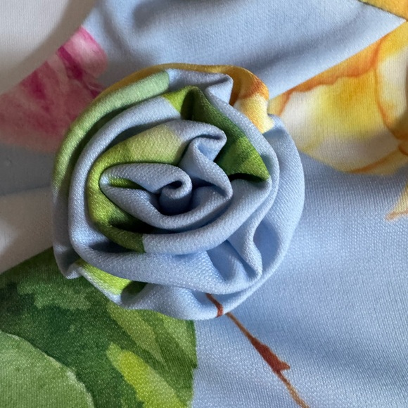 Bebe Cut Out Flower Long Sleeve Top Size Small NWT - Picture 4 of 5